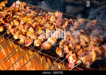 Sate Klatak oder Sate Kambing oder Satay Ziege, Lamm, Lamm oder Fleisch Ziege Satay mit Holzkohle Zutat auf rotem Feuer Grillen von Menschen, Indonesien Kochen sa Stockfoto