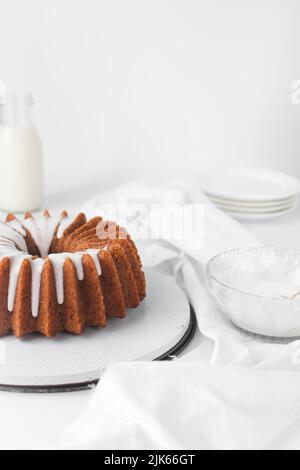 Mokka-Bündelkuchen, weiße Schokolade und Kaffee-Bündelkuchen mit Glasur Stockfoto