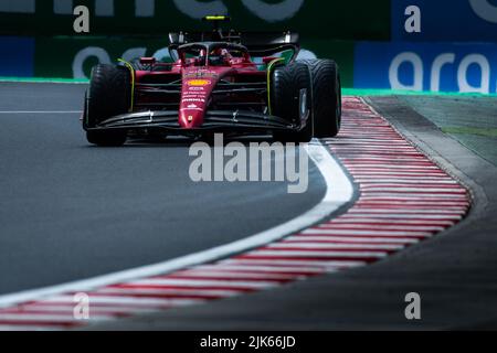 Ungarn/Budapest - 30/07/2022 - #55 Carlos Sainz (SPA, Scuderia Ferrari) während einer kostenlosen Parade vor dem Formel 1 Grand Prix von Ungarn 2022 Stockfoto