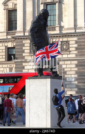 London, Großbritannien - 19. September 2020: Protestler schwenkt die britische Flagge an der Statue von Winston Churchill