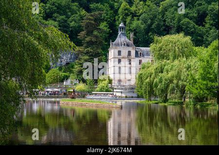 Blick auf den Fluss Dronne, der das Rathaus (Mairie) von Brantôme en Périgord in der ehemaligen Abtei Saint-Pierre, Frankreich, umrast Stockfoto