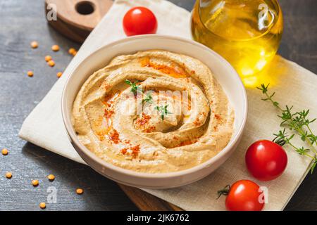 Hummus (Pastete, Pasta, Dip) von Linsen oder Dal. Rote Linsen und Linsenhummus Stockfoto