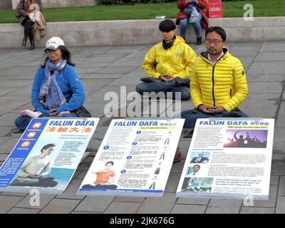 London, Großbritannien - 10. Oktober 2020: Praktizierende von Falun Dafa (Falun Gong) meditieren und demonstrieren auf dem Trafalgar Platz Stockfoto