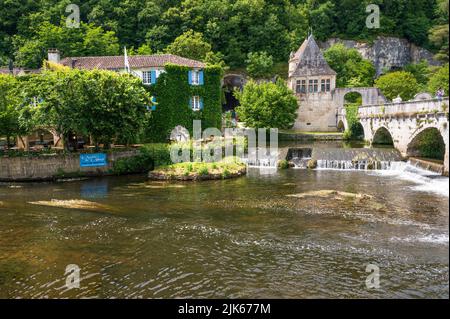 Direkt am Ufer der Dronne befindet sich das Restaurant „Le Moulin de l’Abbaye“ in Brantôme en Périgord, Frankreich Stockfoto