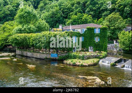 Direkt am Ufer der Dronne befindet sich das Restaurant „Le Moulin de l’Abbaye“ in Brantôme en Périgord, Frankreich Stockfoto