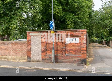 Die Gentlemen-Toilette schloss dauerhaft The Lawn, Union Road, Lincoln 2022 Stockfoto