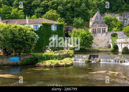 Direkt am Ufer der Dronne befindet sich das Restaurant „Le Moulin de l’Abbaye“ in Brantôme en Périgord, Frankreich Stockfoto