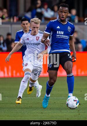 San Jose, Kalifornien, USA. 30. Juli 2022 San Jose, CA USA San Jose Erdbeben-Vorstoß Jeremy Ebobisse (11) schießt den Ball nach oben während des MLS-Spiels zwischen Real Salt Lake und den Erdbeben in San Jose. Das Spiel endet 2-2 Unentschieden im PayPal Park San Jose Kalifornien. Thurman James/CSM Credit: CAL Sport Media/Alamy Live News Stockfoto