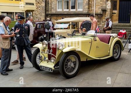 Alter offener Sportwagen vom Typ MG T, ausgestellt am Lincoln Wochenende der 40er Jahre, Lincoln Cathedral Quarter, 23.. Juli 2022 Stockfoto