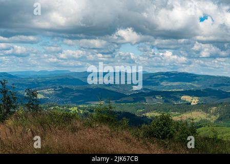 Moravskoslezske Beskydy Berge mit dem höchsten Lysa hora Hügel von Javorske Hügel in Kysucke Beskydy Berge in der Slowakei Stockfoto