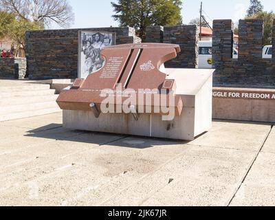 Johannesburg Südafrika - August 15 2007; Marmorgravierter Gedenkstein zum Gedenken an das Leben von hector Peterson, der im Kampf um die Apartheid in Soweto verloren gegangen ist Stockfoto