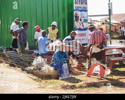 Johannesburg Südafrika - 15 2007. August; Gruppe von schwarzen Männern an der Straßenecke warten auf Arbeit Stockfoto