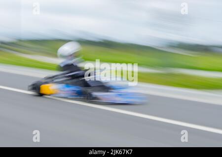 Auckland Neuseeland - Dezember 27 2021; verschwommener Go-Kart-Effekt in Bewegung, der in verwackelten Straßen in den Vororten vorbeirast Stockfoto