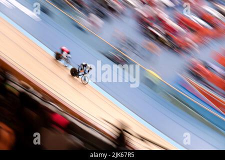 NicholPaul von Trinidad und Tobago und Sam Webster von Neuseeland treten am dritten Tag der Commonwealth Games 2022 in London beim Sprint 1/8 Finale der Männer im Lee Valley VeloPark gegeneinander an. Bilddatum: Sonntag, 31. Juli 2022. Stockfoto