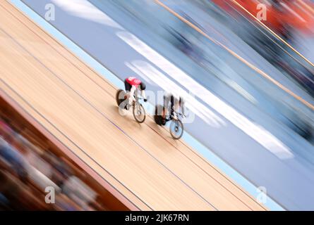 NicholPaul von Trinidad und Tobago und Sam Webster von Neuseeland treten am dritten Tag der Commonwealth Games 2022 in London beim Sprint 1/8 Finale der Männer im Lee Valley VeloPark gegeneinander an. Bilddatum: Sonntag, 31. Juli 2022. Stockfoto