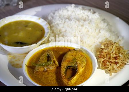 Bengali berühmtes Gericht Hilsa Fisch mit weißem Reis und Dal Stockfoto