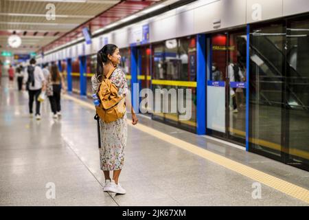 Bangkok Thailand, Porträt der schönen asiatischen Frau Tourist wartet auf Skytrain am Bahnhof Plattform in der Stadt. Selbstvertrauen Frauen genießen Lifestyle-Reisen und Shopping in der Stadt Stockfoto