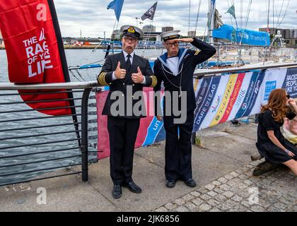 Comedy-Segler beim Royal Docks London Event - Clipper Round the World Yacht Race, Finale Celebrations, 2022. Juli, East London, E16, England, Großbritannien. Stockfoto