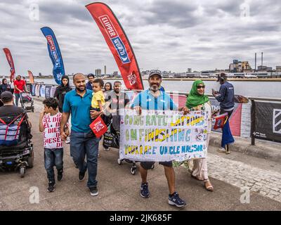 Herzlichen Glückwunsch Nassor El Mahruki beim Royal Docks London Event - Clipper Round the World Yacht Race, Finale Celebrations, 2022. Juli, East London. Stockfoto