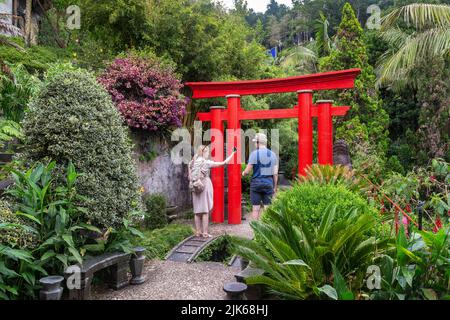 FUNCHAL, PORTUGAL - 24. AUGUST 2021: Nicht identifizierte Menschen spazieren vor den Toren des Süd-Orientalischen Gartens im Monte Tropical Park. Stockfoto