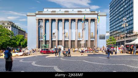 Stockholm, Schweden - Juni 26 2022: Blaues neoklassizistisches Gebäude in der Stockholmer Konzerthalle, schwedisch: Stockholms konserthus, Haupthalle für Orchestermusik und Verleihung des Nobelpreises Stockfoto