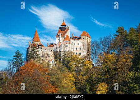 Berühmte Dracula Schloss in der bunten Laubwald, Bran, Siebenbürgen, Rumänien, Europa Stockfoto