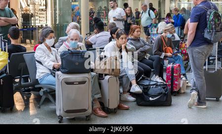 Die King’s Cross St. Pancras ist heute Morgen sehr voll. Am Abflugsteig für Eurostar bilden sich lange Warteschlangen. Bild aufgenommen am 26.. Juli 2022. © Belin Stockfoto