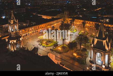 Luftdrohnenansicht des Hauptplatzes von Arequipa und der Kathedralkirche bei Nacht. Arequipa, Peru. Stockfoto