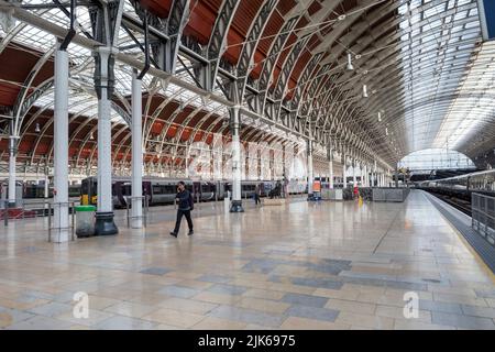 Der Londoner Bahnhof Paddington wurde während der Hauptverkehrszeit heute Morgen gesehen, als der Bahnstreik der GMT London trifft. Bild aufgenommen am 27.. Juli 2022. © Belinda Jiao Stockfoto