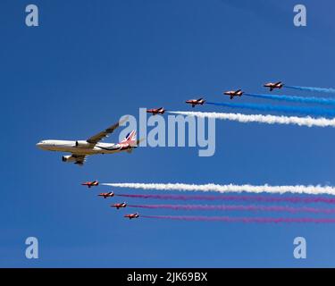 Der Rote Pfeil-Flipper in Formation mit Royal Air Force Airbus KC2 Voyager (A330-243MRTT) ZZ336 beim Royal International Air Tattoo 2022 Stockfoto