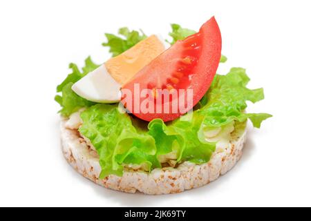Reiskuchen-Sandwich mit Tomaten, Salat und Ei - isoliert auf Weiß. Einfaches Frühstück. Diät-Essen. Schnelle und gesunde Sandwiches. Knäckebrot mit leckerer Füllung. Gesunde Ernährung Snack - Isolation Stockfoto