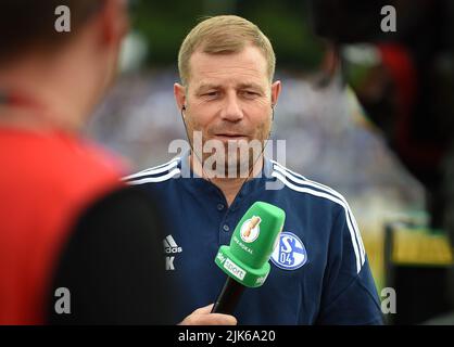 Oldenburg, Deutschland. 31.. Juli 2022. Fußball, DFB-Pokal, Bremer SV - FC Schalke 04, 1. Runden, im Marschweg-Stadion. Schalkes Trainer Frank Kramer während des Interviews. Kredit: Carmen Jaspersen/dpa - WICHTIGER HINWEIS: Gemäß den Anforderungen der DFL Deutsche Fußball Liga und des DFB Deutscher Fußball-Bund ist es untersagt, im Stadion und/oder vom Spiel aufgenommene Fotos in Form von Sequenzbildern und/oder videoähnlichen Fotoserien zu verwenden oder zu verwenden./dpa/Alamy Live News Stockfoto