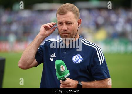 Oldenburg, Deutschland. 31.. Juli 2022. Fußball, DFB-Pokal, Bremer SV - FC Schalke 04, 1. Runden, im Marschweg-Stadion. Schalkes Trainer Frank Kramer während des Interviews. Kredit: Carmen Jaspersen/dpa - WICHTIGER HINWEIS: Gemäß den Anforderungen der DFL Deutsche Fußball Liga und des DFB Deutscher Fußball-Bund ist es untersagt, im Stadion und/oder vom Spiel aufgenommene Fotos in Form von Sequenzbildern und/oder videoähnlichen Fotoserien zu verwenden oder zu verwenden./dpa/Alamy Live News Stockfoto