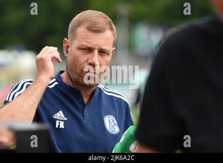Oldenburg, Deutschland. 31.. Juli 2022. Fußball, DFB-Pokal, Bremer SV - FC Schalke 04, 1. Runden, im Marschweg-Stadion. Schalkes Trainer Frank Kramer während des Interviews. Kredit: Carmen Jaspersen/dpa - WICHTIGER HINWEIS: Gemäß den Anforderungen der DFL Deutsche Fußball Liga und des DFB Deutscher Fußball-Bund ist es untersagt, im Stadion und/oder vom Spiel aufgenommene Fotos in Form von Sequenzbildern und/oder videoähnlichen Fotoserien zu verwenden oder zu verwenden./dpa/Alamy Live News Stockfoto