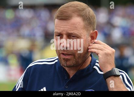 Oldenburg, Deutschland. 31.. Juli 2022. Fußball, DFB-Pokal, Bremer SV - FC Schalke 04, 1. Runden, im Marschweg-Stadion. Schalkes Trainer Frank Kramer während des Interviews. Kredit: Carmen Jaspersen/dpa - WICHTIGER HINWEIS: Gemäß den Anforderungen der DFL Deutsche Fußball Liga und des DFB Deutscher Fußball-Bund ist es untersagt, im Stadion und/oder vom Spiel aufgenommene Fotos in Form von Sequenzbildern und/oder videoähnlichen Fotoserien zu verwenden oder zu verwenden./dpa/Alamy Live News Stockfoto