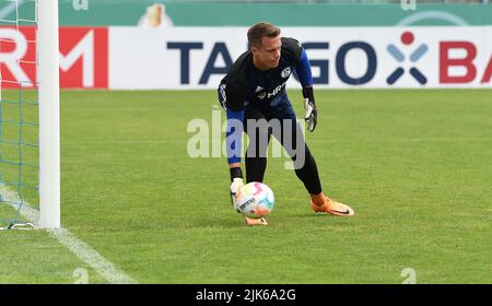 Oldenburg, Deutschland. 31.. Juli 2022. Fußball, DFB-Pokal, Bremer SV - FC Schalke 04, 1. Runden, im Marschweg-Stadion. Schalke-Torwart Alexander Schwolow wärmt sich auf. Kredit: Carmen Jaspersen/dpa - WICHTIGER HINWEIS: Gemäß den Anforderungen der DFL Deutsche Fußball Liga und des DFB Deutscher Fußball-Bund ist es untersagt, im Stadion und/oder vom Spiel aufgenommene Fotos in Form von Sequenzbildern und/oder videoähnlichen Fotoserien zu verwenden oder zu verwenden./dpa/Alamy Live News Stockfoto