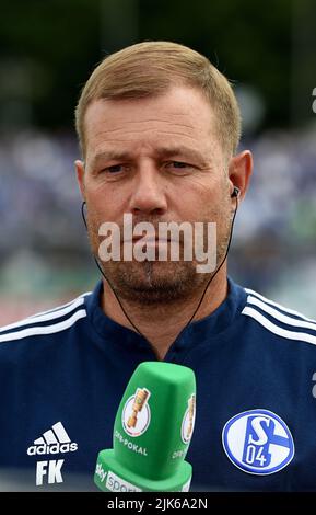 Oldenburg, Deutschland. 31.. Juli 2022. Fußball, DFB-Pokal, Bremer SV - FC Schalke 04, 1. Runden, im Marschweg-Stadion. Schalkes Trainer Frank Kramer während des Interviews. Kredit: Carmen Jaspersen/dpa - WICHTIGER HINWEIS: Gemäß den Anforderungen der DFL Deutsche Fußball Liga und des DFB Deutscher Fußball-Bund ist es untersagt, im Stadion und/oder vom Spiel aufgenommene Fotos in Form von Sequenzbildern und/oder videoähnlichen Fotoserien zu verwenden oder zu verwenden./dpa/Alamy Live News Stockfoto