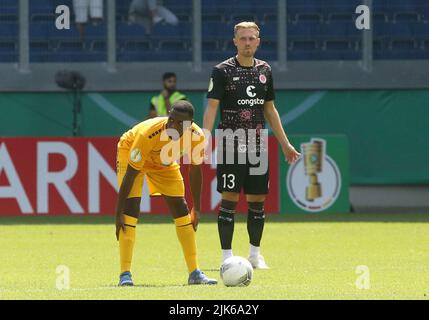 Duisburg, Deutschland. 30.. Juli 2022. firo : 07/30/2022, Fußball, Fußball, 1. Liga, 1. Bundesliga, Saison 2022/2023, DFB-Cup, 1. Runden SV 19 Straelen - FC St. Pauli Hamburg, Sankt Pauli 3: 4 Amoros Nshimirimana, ganze Zahl Credit: dpa/Alamy Live News Stockfoto