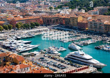 Nizza, Frankreich - 23. Juli 2011 : Port Lympia, historischer Bootshafen von Nizza, Cote D'Azur, mitten im Sommer voll. Stockfoto