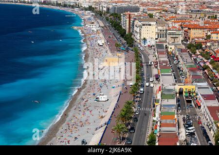 Nizza, Frankreich - 23. Juli 2011 : Ponchettes Öffentlicher Strand und die Stadt Nizza mitten im Sommer. Stockfoto