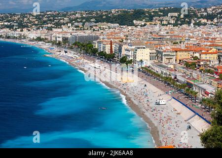 Nizza, Frankreich - 23. Juli 2011 : Ponchettes Öffentlicher Strand und die Stadt Nizza mitten im Sommer. Stockfoto