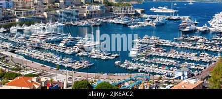 Monaco, Monte-Carlo, Frankreich - 23. Juli 2011 : Panorama des Hafens von Port Hercule und des Hafens von Monaco in der verkehrsreichsten Zeit im Hochsommer. Stockfoto