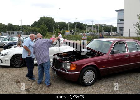 Surrey, Großbritannien. 31.. Juli 2022. Weybridge Surrey 31.. Juli 22. Mitglieder des Mercedes Benz Owners Club versammeln sich zu ihrem jährlichen Sommertreffen auf der alten Rennstrecke Brooklands in Weybridge Surrey. Liebhaber der Marke wurden mit Exponaten von Oldtimern und klassischen Mercedes-Fahrzeugen sowie brandneuen Showroom-Modellen verwöhnt. Quelle: MARTIN DALTON/Alamy Live News Stockfoto