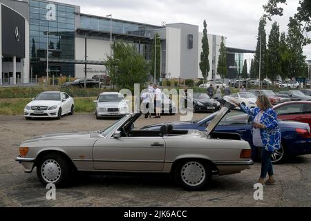 Surrey, Großbritannien. 31.. Juli 2022. Weybridge Surrey 31.. Juli 22. Mitglieder des Mercedes Benz Owners Club versammeln sich zu ihrem jährlichen Sommertreffen auf der alten Rennstrecke Brooklands in Weybridge Surrey. Liebhaber der Marke wurden mit Exponaten von Oldtimern und klassischen Mercedes-Fahrzeugen sowie brandneuen Showroom-Modellen verwöhnt. Quelle: MARTIN DALTON/Alamy Live News Stockfoto