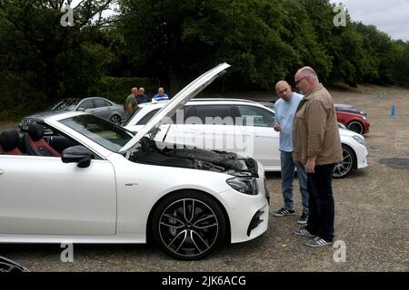 Surrey, Großbritannien. 31.. Juli 2022. Weybridge Surrey 31.. Juli 22. Mitglieder des Mercedes Benz Owners Club versammeln sich zu ihrem jährlichen Sommertreffen auf der alten Rennstrecke Brooklands in Weybridge Surrey. Liebhaber der Marke wurden mit Exponaten von Oldtimern und klassischen Mercedes-Fahrzeugen sowie brandneuen Showroom-Modellen verwöhnt. Quelle: MARTIN DALTON/Alamy Live News Stockfoto