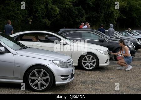 Surrey, Großbritannien. 31.. Juli 2022. Weybridge Surrey 31.. Juli 22. Mitglieder des Mercedes Benz Owners Club versammeln sich zu ihrem jährlichen Sommertreffen auf der alten Rennstrecke Brooklands in Weybridge Surrey. Liebhaber der Marke wurden mit Exponaten von Oldtimern und klassischen Mercedes-Fahrzeugen sowie brandneuen Showroom-Modellen verwöhnt. Quelle: MARTIN DALTON/Alamy Live News Stockfoto