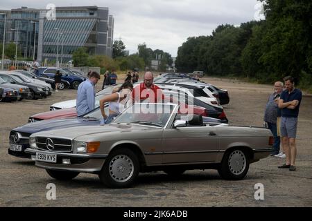 Surrey, Großbritannien. 31.. Juli 2022. Weybridge Surrey 31.. Juli 22. Mitglieder des Mercedes Benz Owners Club versammeln sich zu ihrem jährlichen Sommertreffen auf der alten Rennstrecke Brooklands in Weybridge Surrey. Liebhaber der Marke wurden mit Exponaten von Oldtimern und klassischen Mercedes-Fahrzeugen sowie brandneuen Showroom-Modellen verwöhnt. Quelle: MARTIN DALTON/Alamy Live News Stockfoto