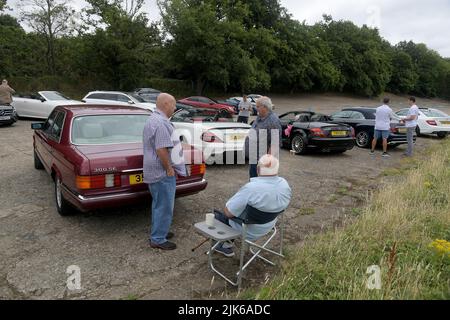 Surrey, Großbritannien. 31.. Juli 2022. Weybridge Surrey 31.. Juli 22. Mitglieder des Mercedes Benz Owners Club versammeln sich zu ihrem jährlichen Sommertreffen auf der alten Rennstrecke Brooklands in Weybridge Surrey. Liebhaber der Marke wurden mit Exponaten von Oldtimern und klassischen Mercedes-Fahrzeugen sowie brandneuen Showroom-Modellen verwöhnt. Quelle: MARTIN DALTON/Alamy Live News Stockfoto