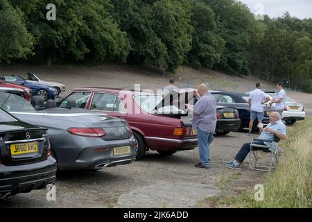 Surrey, Großbritannien. 31.. Juli 2022. Weybridge Surrey 31.. Juli 22. Mitglieder des Mercedes Benz Owners Club versammeln sich zu ihrem jährlichen Sommertreffen auf der alten Rennstrecke Brooklands in Weybridge Surrey. Liebhaber der Marke wurden mit Exponaten von Oldtimern und klassischen Mercedes-Fahrzeugen sowie brandneuen Showroom-Modellen verwöhnt. Quelle: MARTIN DALTON/Alamy Live News Stockfoto