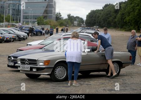 Surrey, Großbritannien. 31.. Juli 2022. Weybridge Surrey 31.. Juli 22. Mitglieder des Mercedes Benz Owners Club versammeln sich zu ihrem jährlichen Sommertreffen auf der alten Rennstrecke Brooklands in Weybridge Surrey. Liebhaber der Marke wurden mit Exponaten von Oldtimern und klassischen Mercedes-Fahrzeugen sowie brandneuen Showroom-Modellen verwöhnt. Quelle: MARTIN DALTON/Alamy Live News Stockfoto